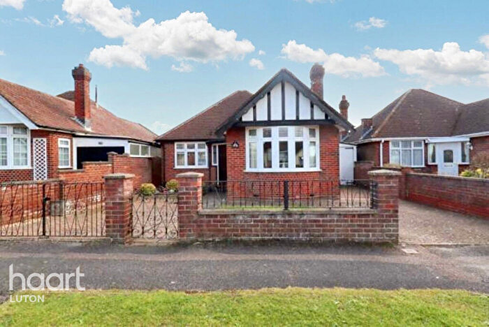 3 Bedroom Detached Bungalow For Sale In Welbury Avenue, Luton, LU3