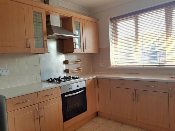 3 Bedroom Flat To Rent In Norcott Close, Yeading, Hayes, UB4