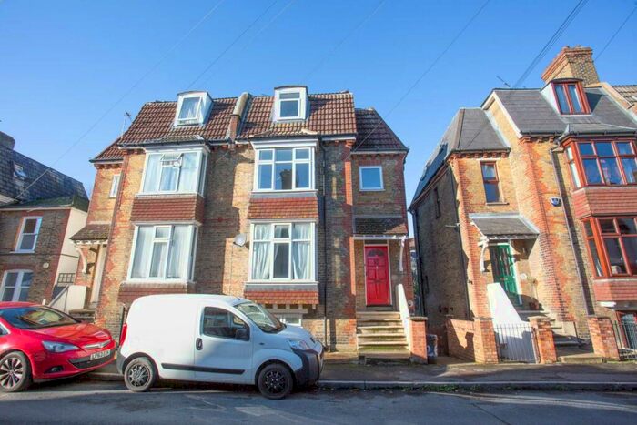 3 Bedroom Flat To Rent In The Close, Rochester, ME1