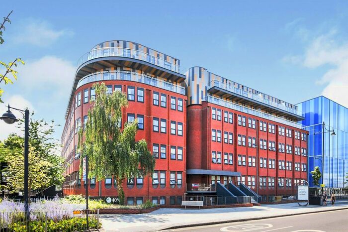 2 Bedroom Flat To Rent In Mercury Gardens, Romford, RM1