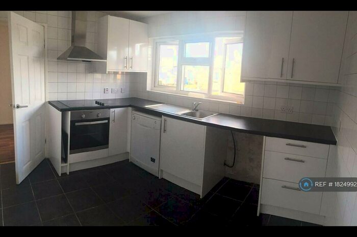 2 Bedroom Flat To Rent In St John&#;S Ave, Sittingbourne, ME10