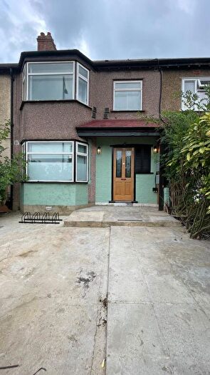 6 Bedroom Semi-Detached House For Sale In North Circular Road, London, NW2