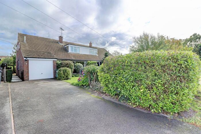 3 Bedroom Bungalow For Sale In Oakengrove Close, Holmer Green, High Wycombe, Buckinghamshire, HP15