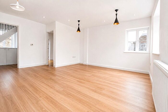 3 Bedroom Flat To Rent In Station Road, London, SE25