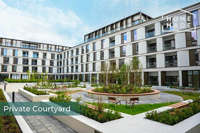 2 Bedroom Flat To Rent In Walton Court, KT12