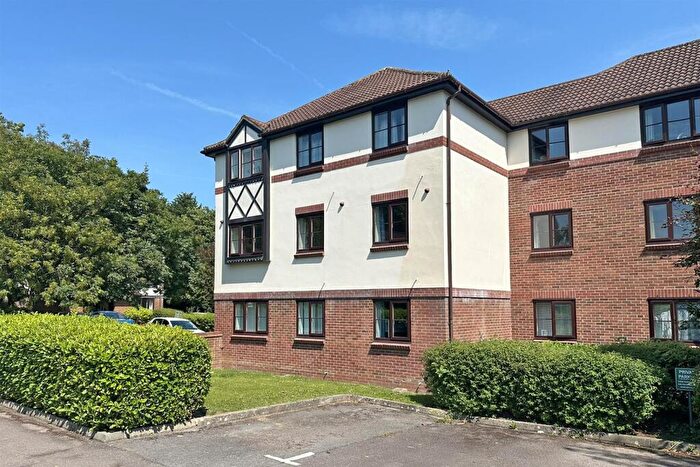 2 Bedroom Flat For Sale In Wordsworth Mead, Redhill, RH1