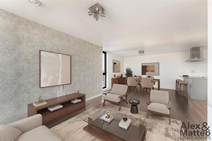 3 Bedroom Flat To Rent In Rotherhithe New Road, Bermondsey, SE16