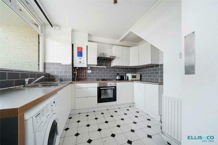 3 Bedroom Apartment To Rent In Cambridge Heath Road, London, E1