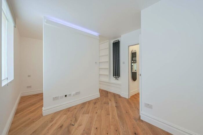 Studio To Rent In Bewley Street, Whitechapel, London, E1