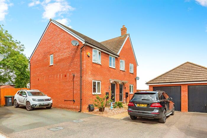 3 Bedroom Semi-Detached House For Sale In Chimney Crescent, Irthlingborough, Wellingborough, NN9