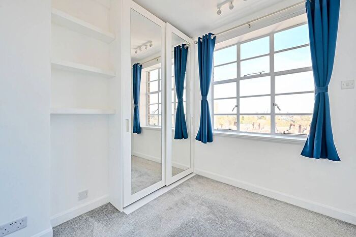 1 Bedroom Flat To Rent In Kings Court, Ravenscourt Park, London, W6