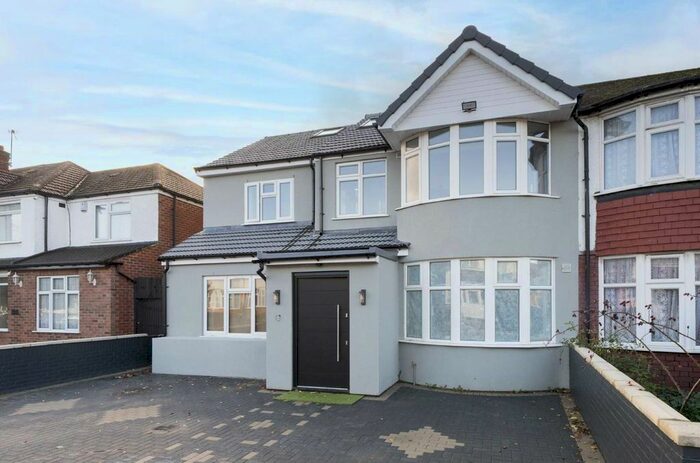 2 Bedroom Flat To Rent In David Avenue, Greenford, UB6