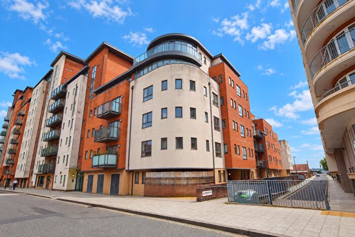2 Bedroom Apartment To Rent In Lower Canal Walk, Southampton, SO14