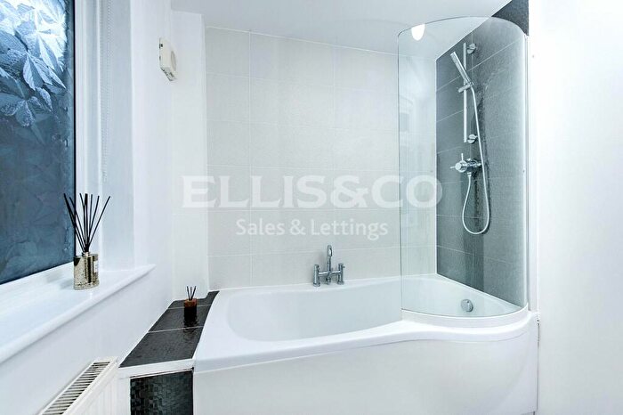 2 Bedroom Apartment For Sale In St Georges Road, Temple Fortune, NW11