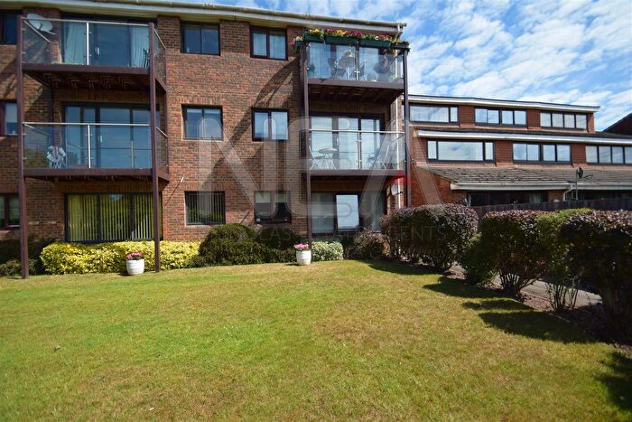 2 Bedroom Flat To Rent In Cardinal Close, Caversham, Reading, RG4