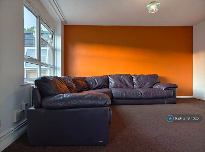 2 Bedroom Flat To Rent In Montagu Court, Leeds, LS8