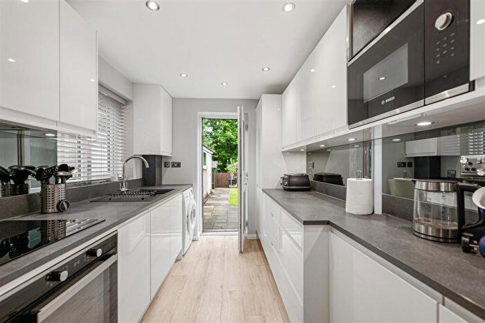 3 Bedroom Semi-Detached House For Sale In Woodview Close, Wingerworth, Chesterfield, S42