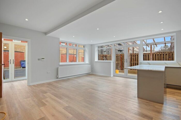 3 Bedroom Flat To Rent In Tabard Street, London, SE1