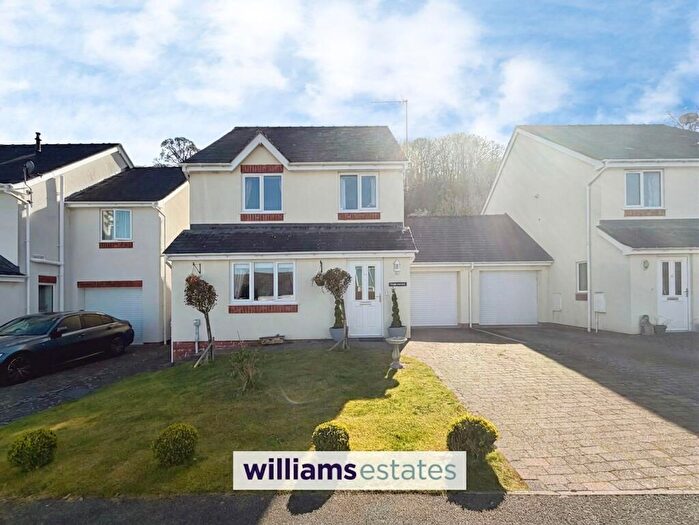 3 Bedroom Link Detached House For Sale In Maes Glyndwr, Cynwyd, LL21