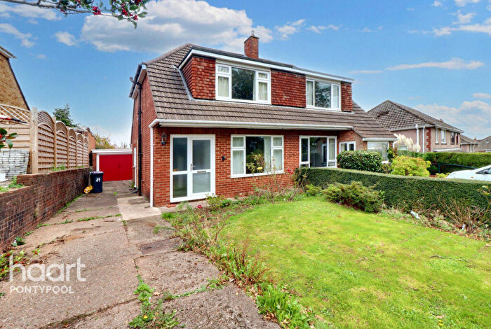 3 Bedroom Semi-Detached House For Sale In Hillcrest, Pontypool, NP4