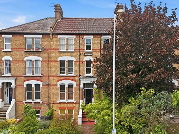 1 Bedroom Flat For Sale In Hermon Hill, Wanstead, E11