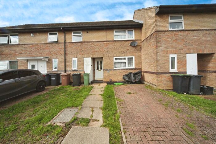 3 Bedroom Terraced House For Sale In Holkham Close, Luton, LU4