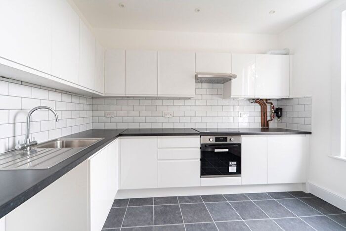 3 Bedroom Flat To Rent In High Road Leytonstone, London, E11