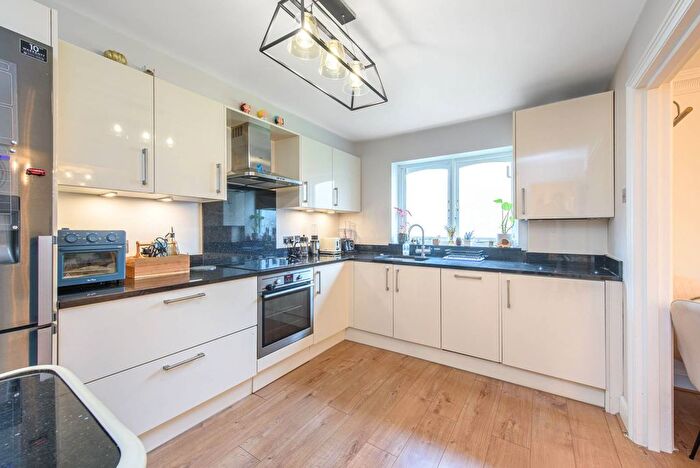 2 Bedroom Flat For Sale In Brondesbury Park, Queen's Park, London, NW6