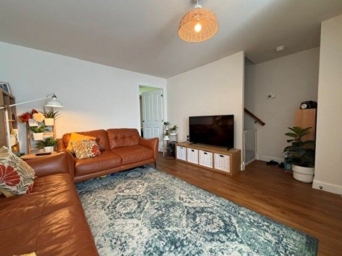 3 Bedroom Semi-Detached House To Rent In Box Crescent, Dunstable, LU5