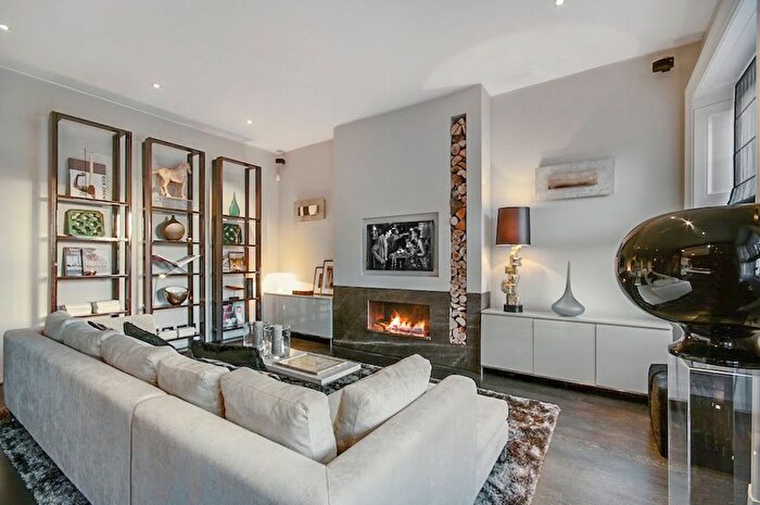 3 Bedroom Flat To Rent In London, SW1X