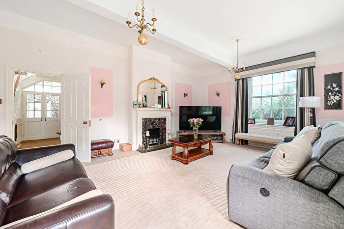 5 Bedroom Detached House For Sale In Silver Glades, Yateley, GU46
