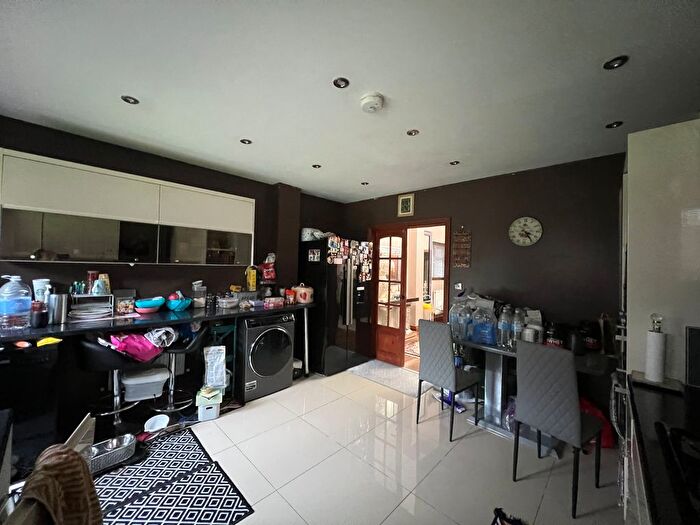 3 Bedroom Semi-detached House To Rent In Hamilton Road, London, NW11