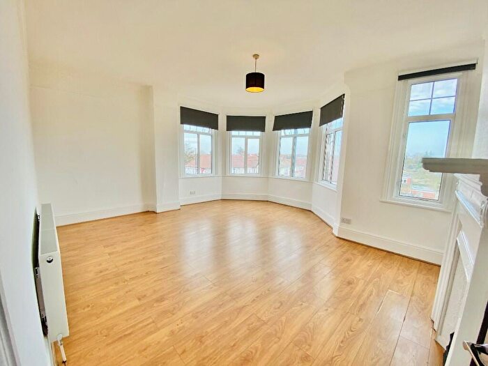 3 Bedroom Apartment To Rent In Green Lanes, Palmers Green, N13