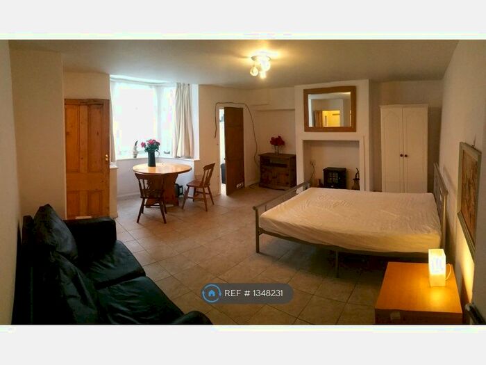 Studio To Rent In Carlton Terrace, Halifax, HX1