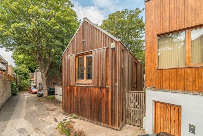 2 Bedroom Detached House For Sale In Scoble Place, Stoke Newington, N16