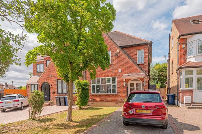 4 Bedroom Semi-Detached House To Rent In Woodside Park, Woodside Park, London, N12