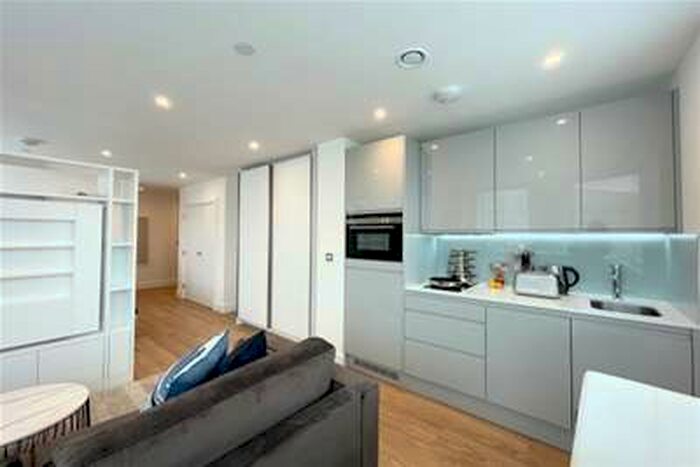 Flat To Rent In Papermill House RM1