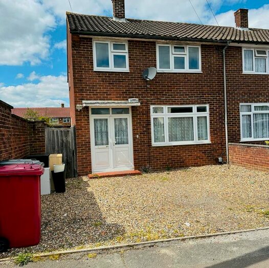3 Bedroom Semi-Detached House To Rent In Calbroke Road, Slough, SL2
