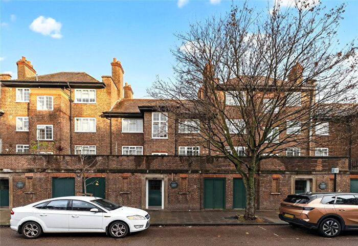 3 Bedroom Flat To Rent In Davidson Gardens, London, SW8