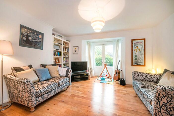 2 Bedroom Flat To Rent In Riverside Mansions, Milk Yard, E1W