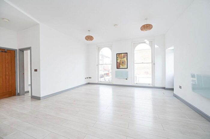 1 Bedroom Flat To Rent In Alvington Crescent, Dalston, London, E8