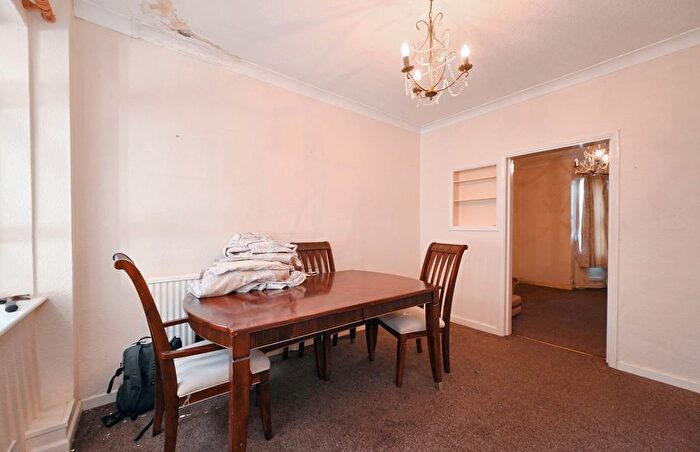3 Bedroom Terraced House For Sale In De Beauvoir Road, Reading, Berkshire, RG1