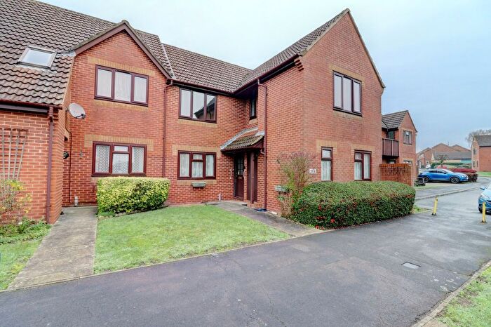 2 Bedroom Flat For Sale In Lansdowne Way, High Wycombe, Buckinghamshire, HP11