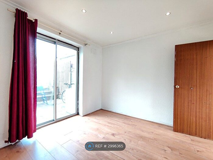 3 Bedroom Semi Detached House To Rent In Pinewood Close, Pinner, HA5