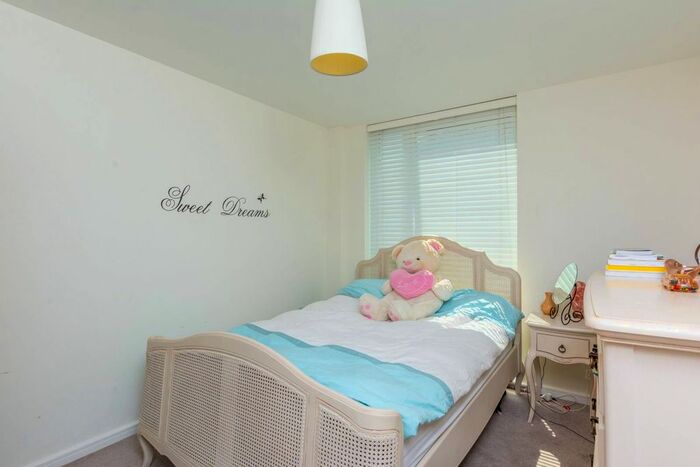 2 Bedroom Flat To Rent In Acton Gardens, South Acton, London, W3