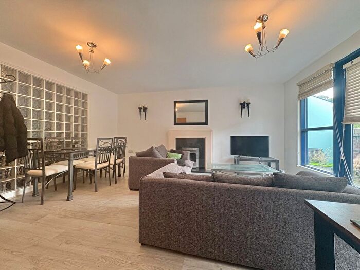 2 Bedroom Flat To Rent In Carisbrooke Road, Far Headingley, Leeds, LS16