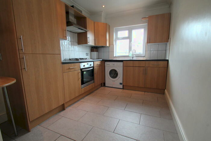 3 Bedroom Flat To Rent In Holmesdale Road, Bromley, BR1