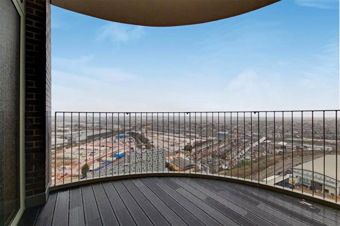 2 Bedroom Apartment To Rent In Green Street, London, NW10