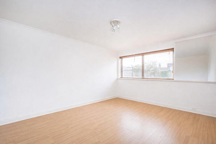 2 Bedroom Apartment To Rent In Parkgate Road, SW11