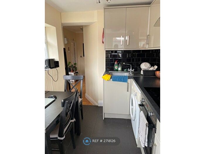 2 Bedroom Flat To Rent In Rock Street, London, N4